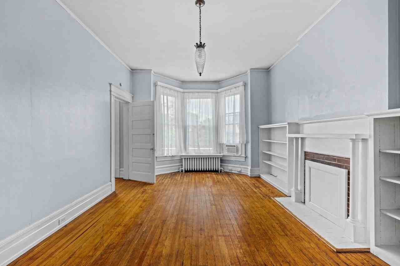 2713 W Grace St - Photo 7 of 39