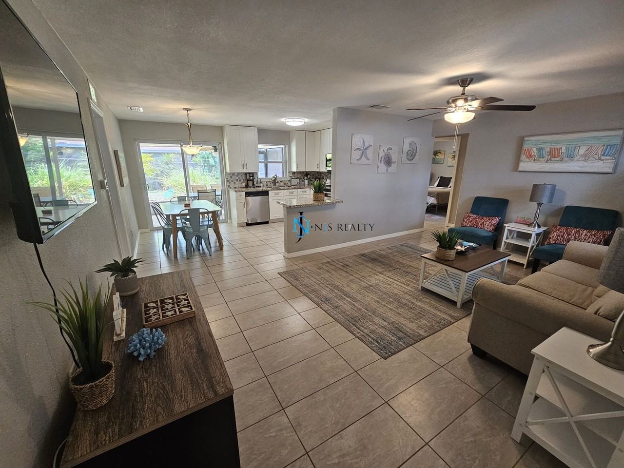 2173 Gladys St - Photo 2 of 18