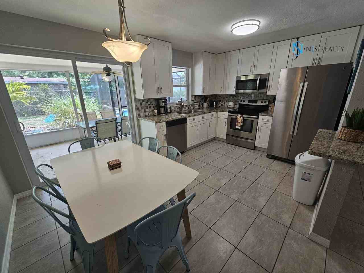 2173 Gladys St - Photo 4 of 18