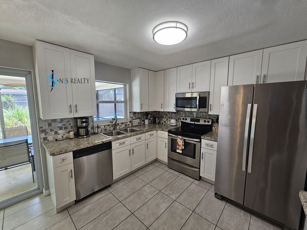 2173 Gladys St - Photo 5 of 18
