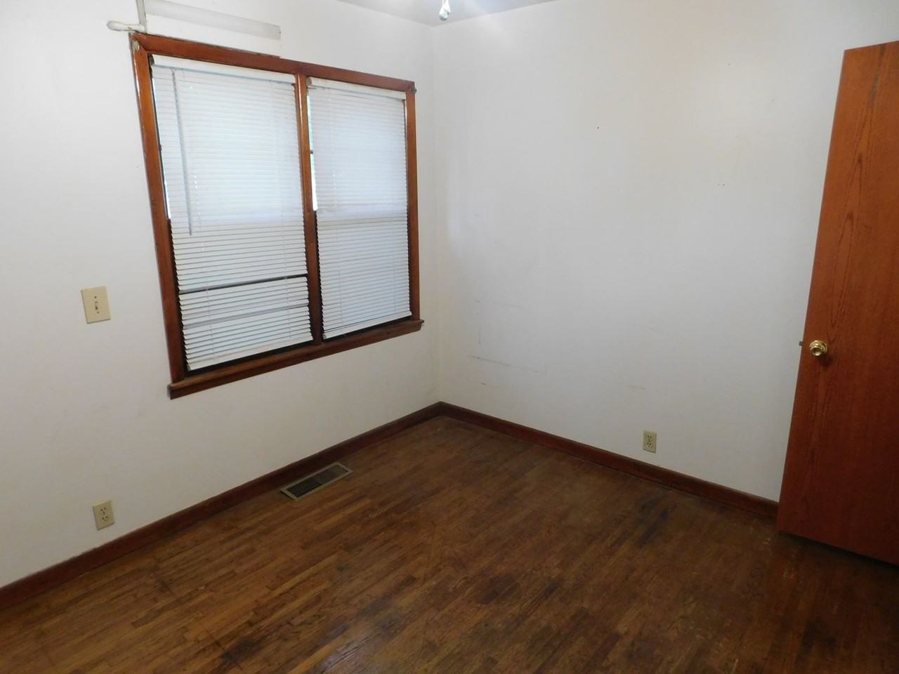 123 E Summit Ave - Photo 3 of 12