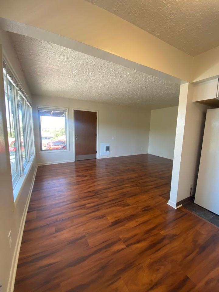 706 W 14th St - Photo 3 of 11