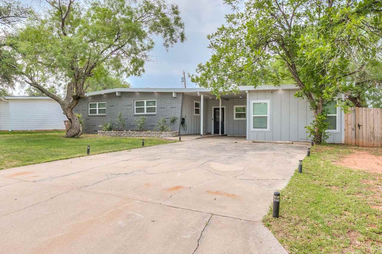 University 2747 - Photo 2 of 39