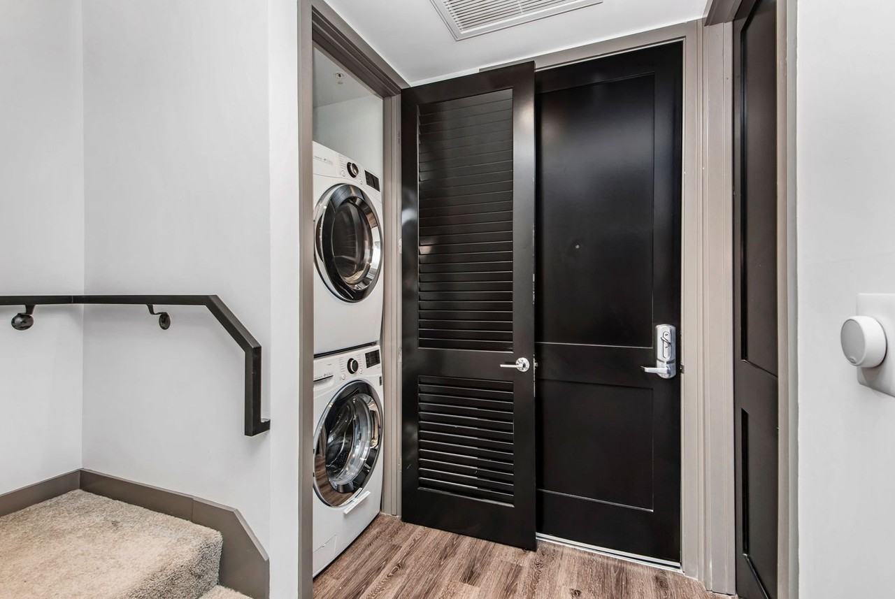 Townhouse in East Hollywood w/ Parking & Private Rooftop Deck! - Photo 6 of 14