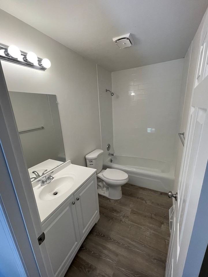 4323 W Bethany Dr - Photo 4 of 6