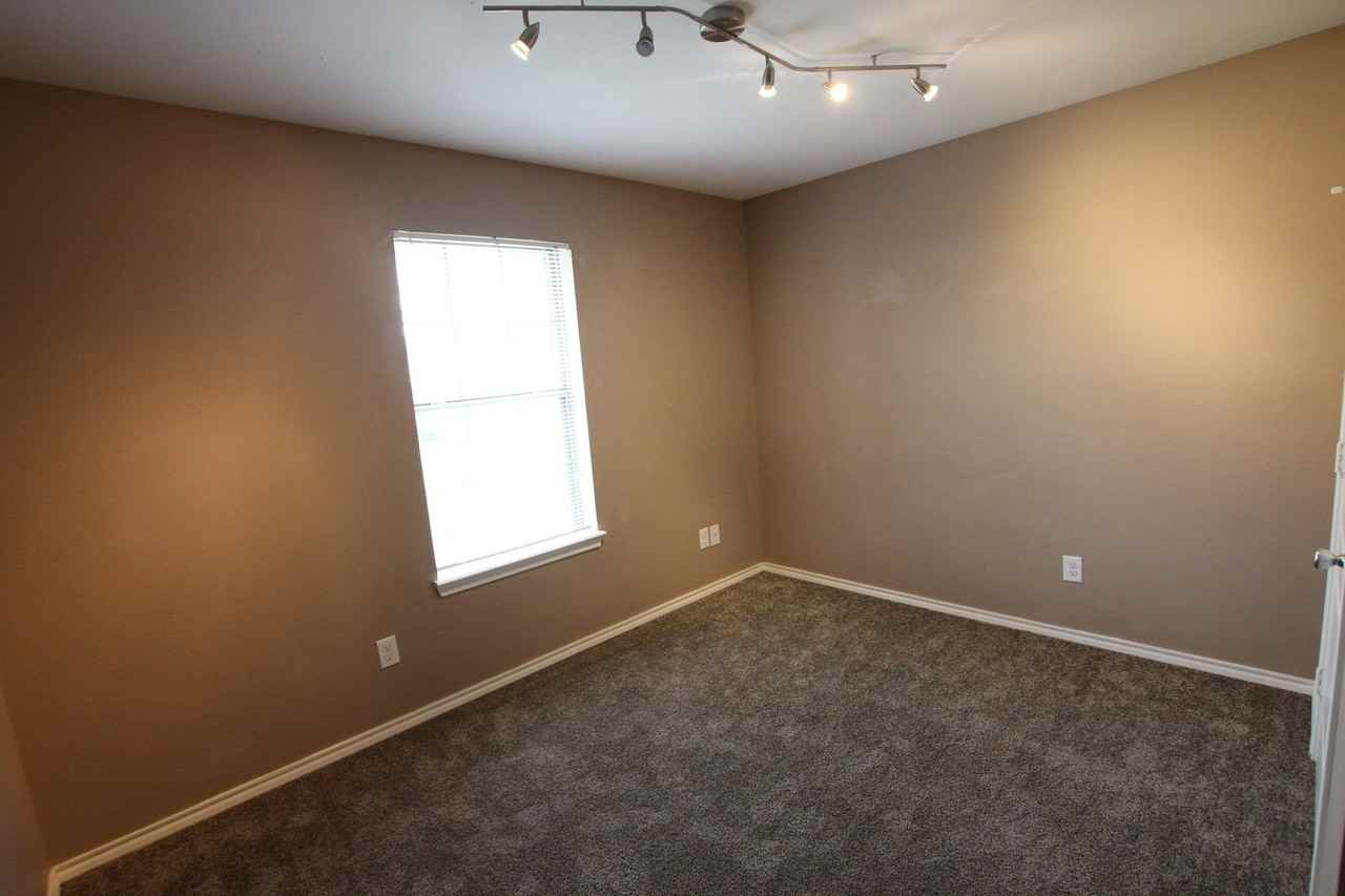 703 Kennedy St - Photo 7 of 15