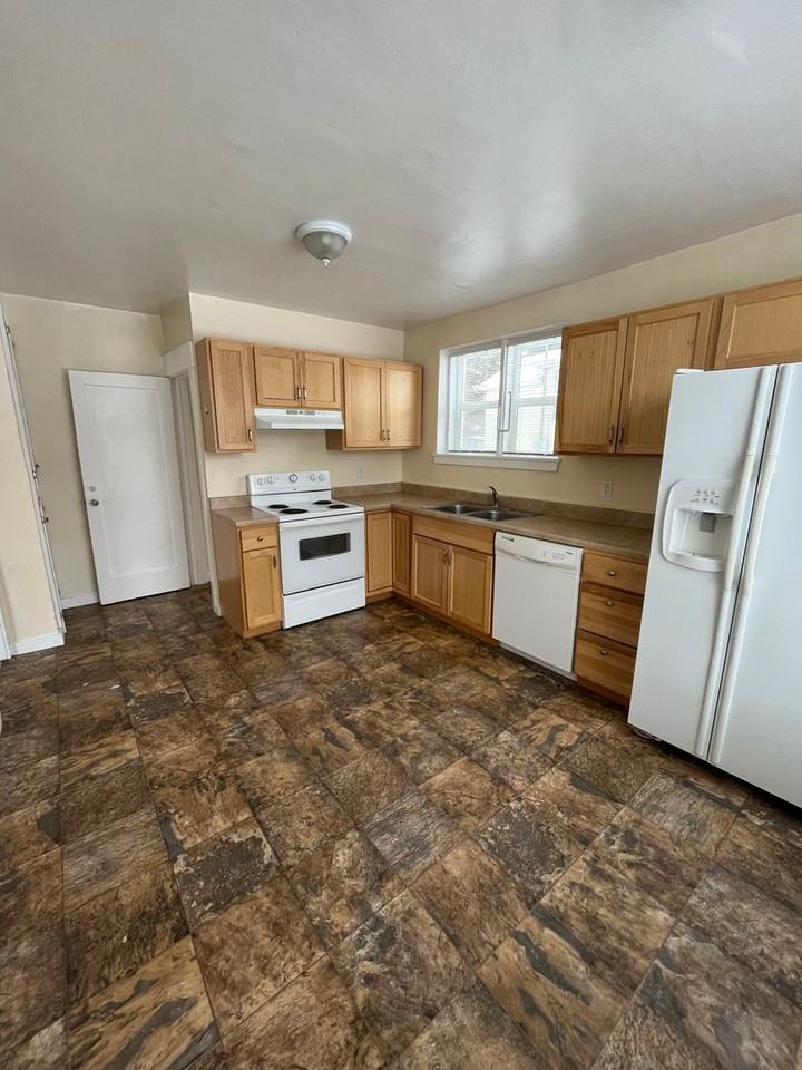 3045 Poly Dr - Photo 3 of 10