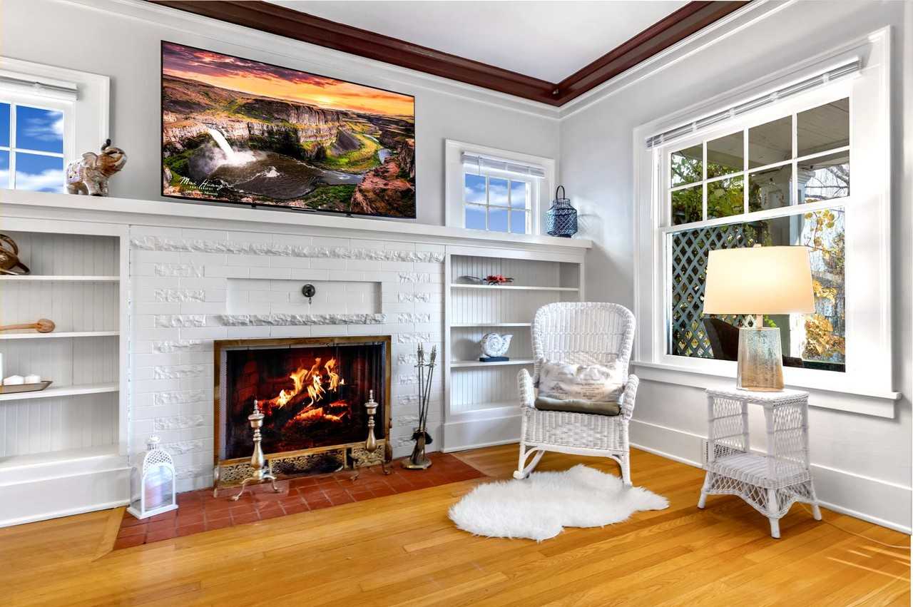 5225 18th Ave Ne - Photo 2 of 31