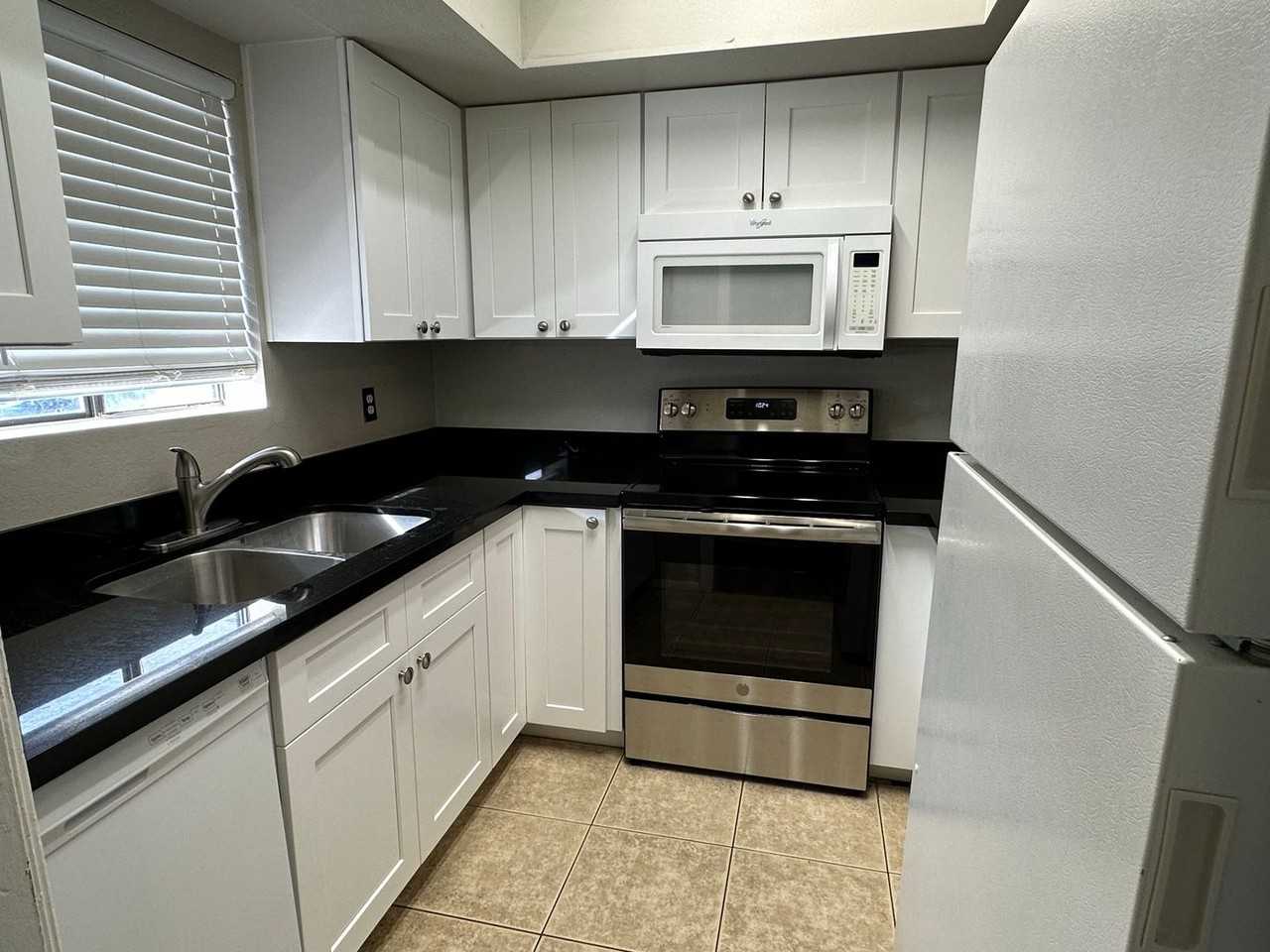 413 E Bruce Ave #A - Photo 3 of 15