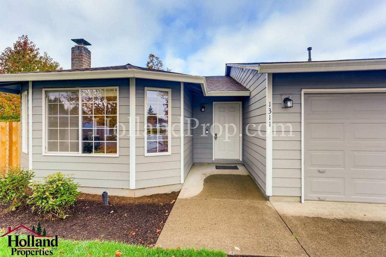 1311 Se 66th Ave - Photo 2 of 31