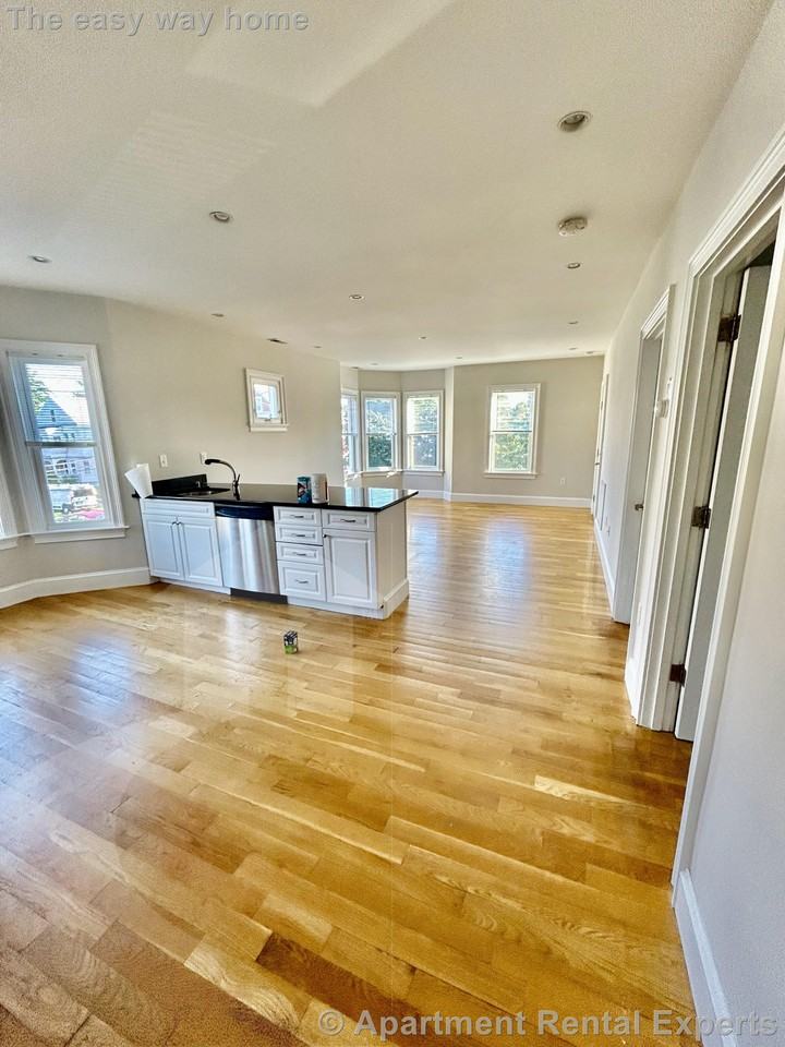 57 Greenleaf Ave #2