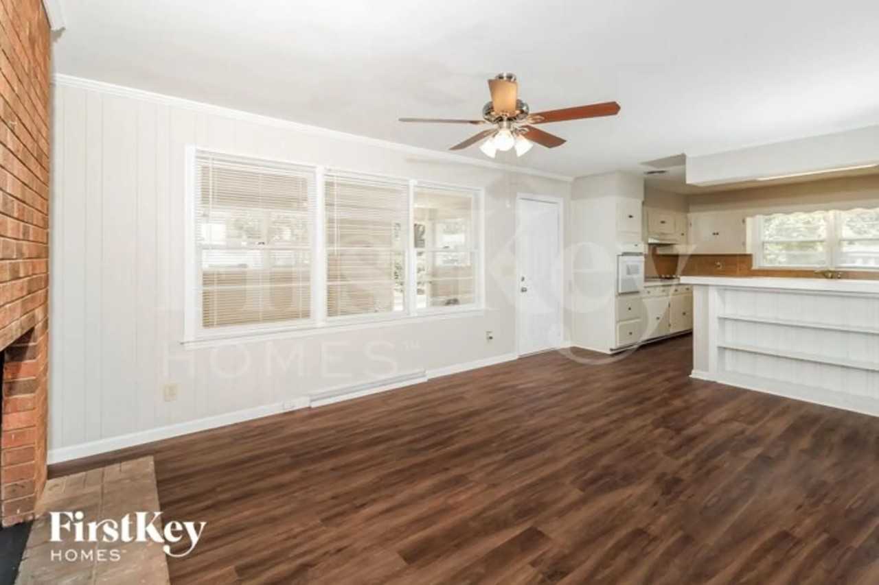 921 Pembroke Rd - Photo 2 of 13