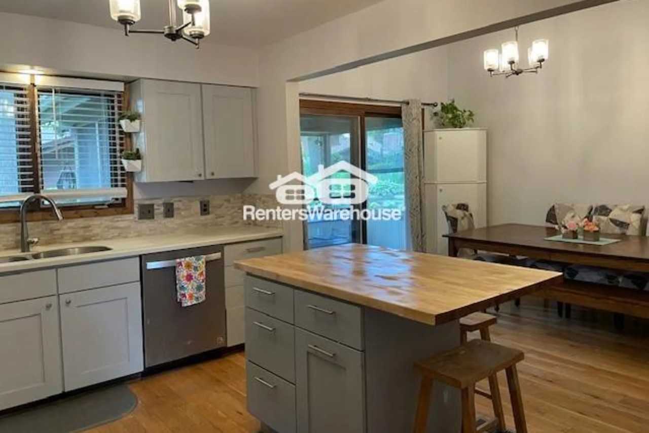 536 Lake Cove Ct - Photo 3 of 20