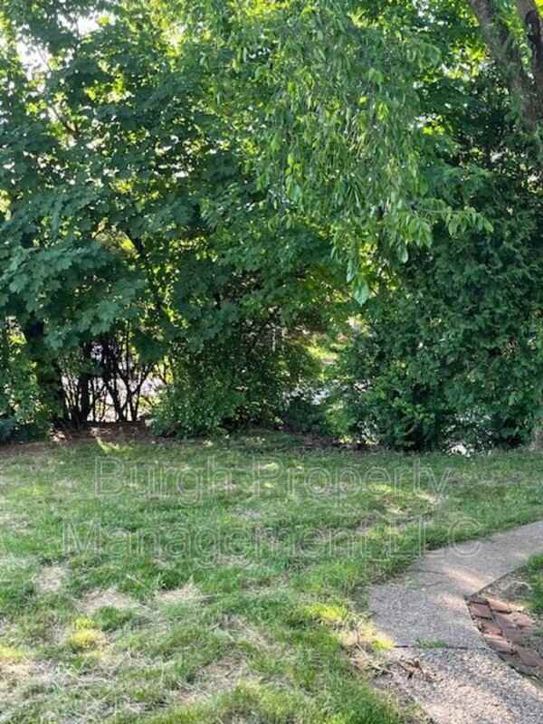 302 S 11th St - Photo 2 of 11