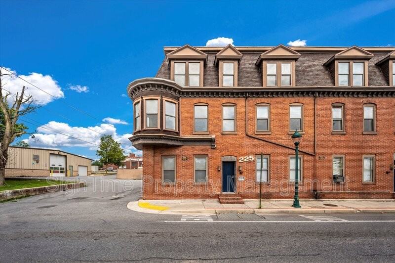 229 Jonathan St - Photo 2 of 20