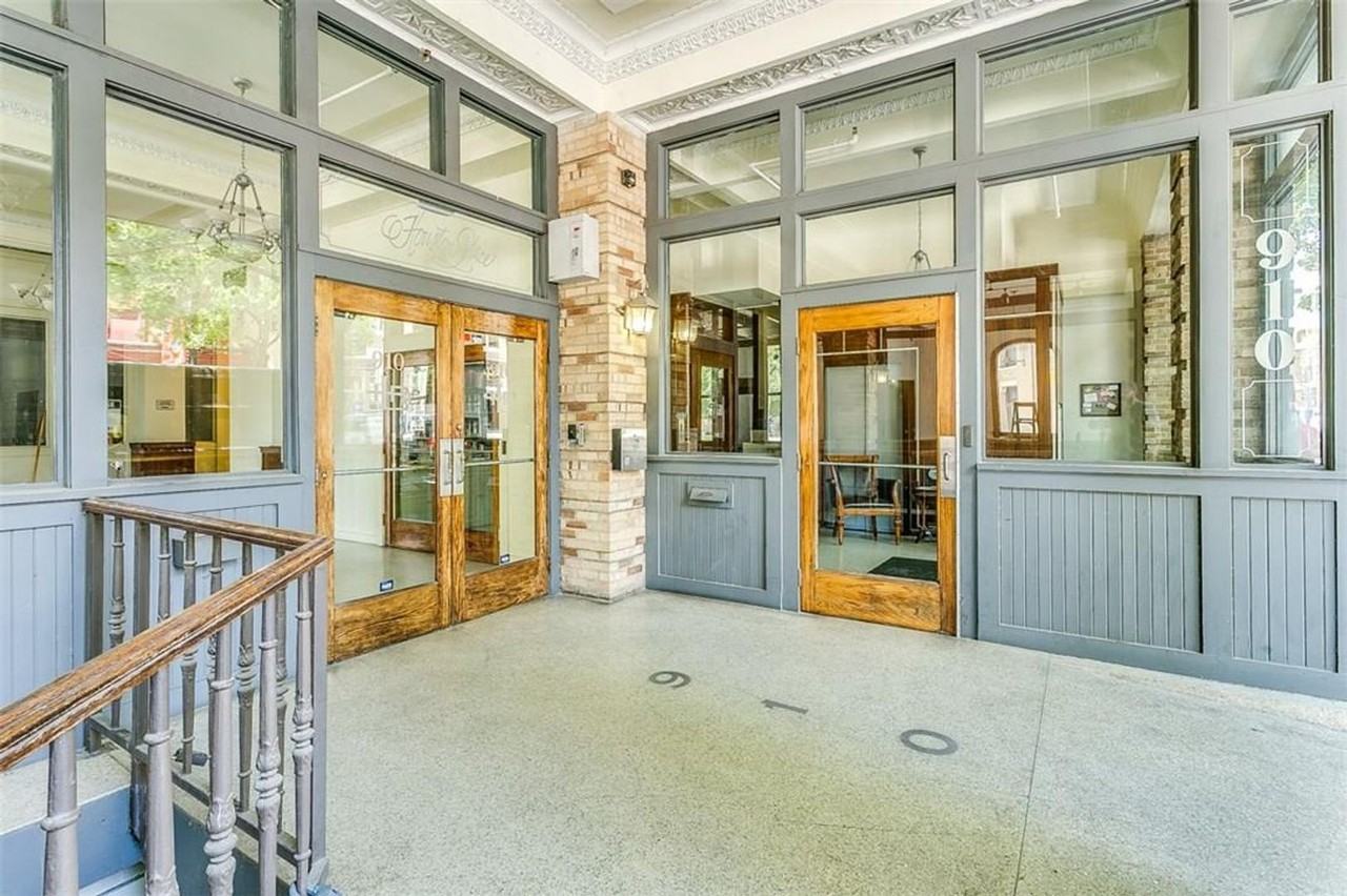 910 Houston St - Photo 4 of 26