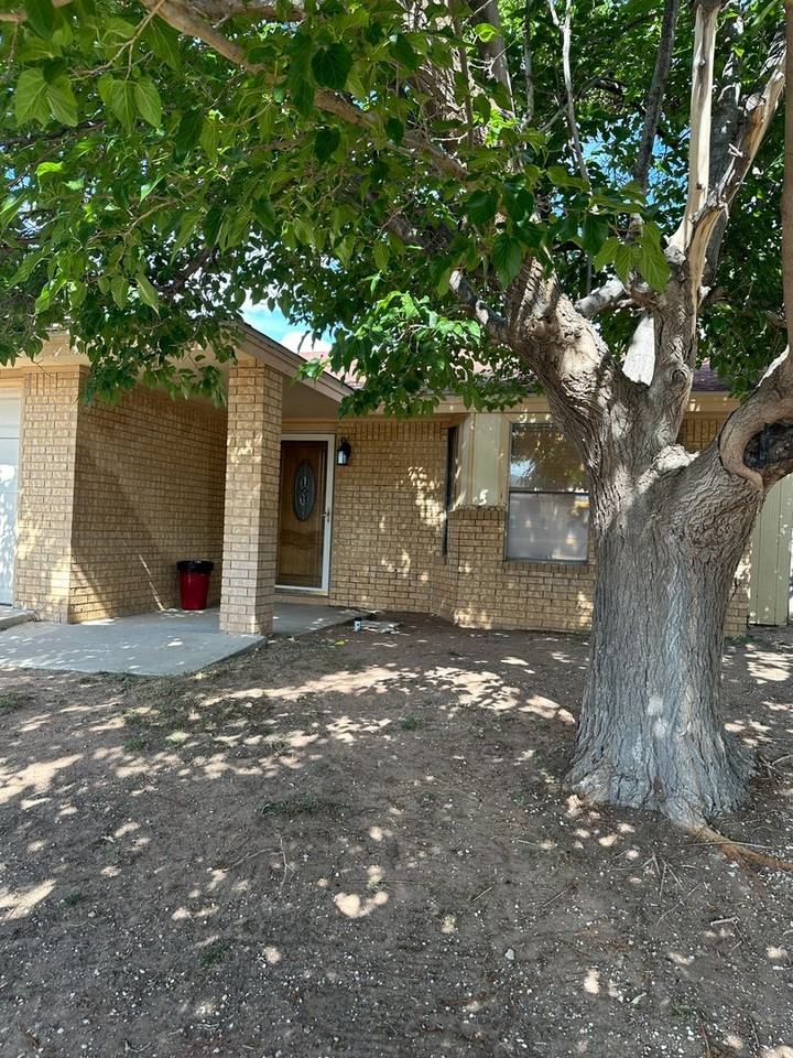 2306 N Thomas Dr - Photo 2 of 15