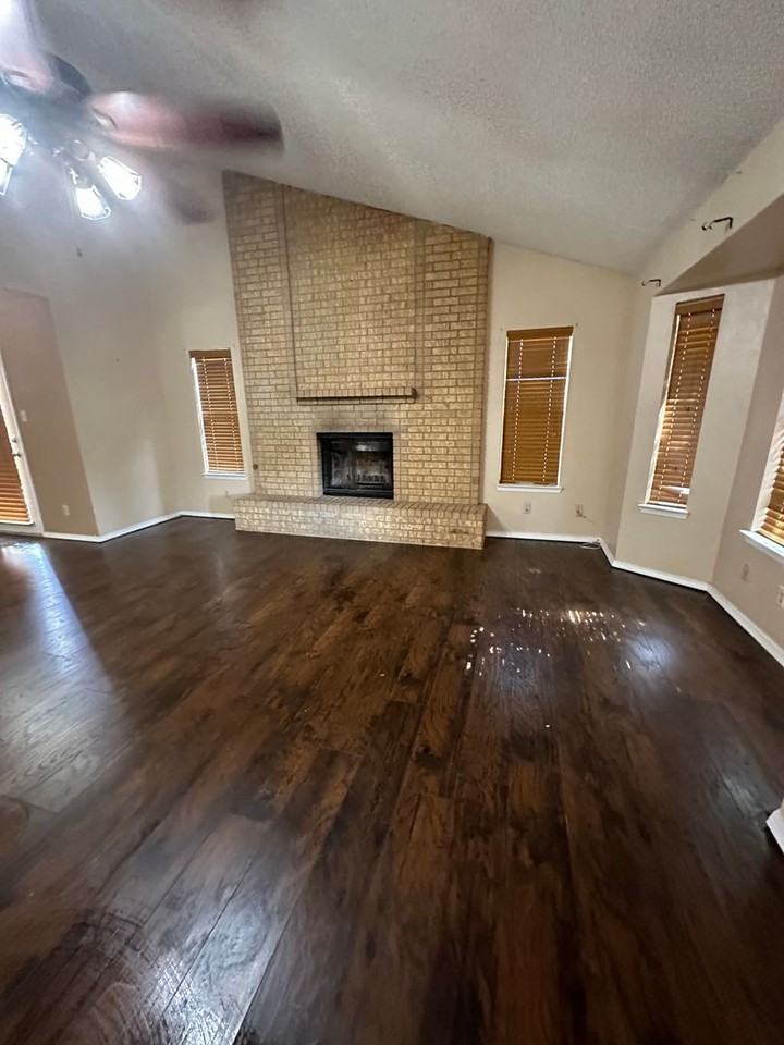 2306 N Thomas Dr - Photo 4 of 15