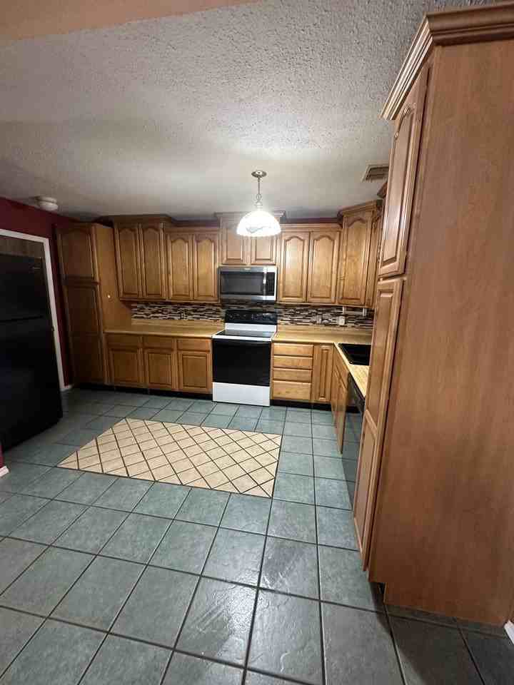 2306 N Thomas Dr - Photo 6 of 15