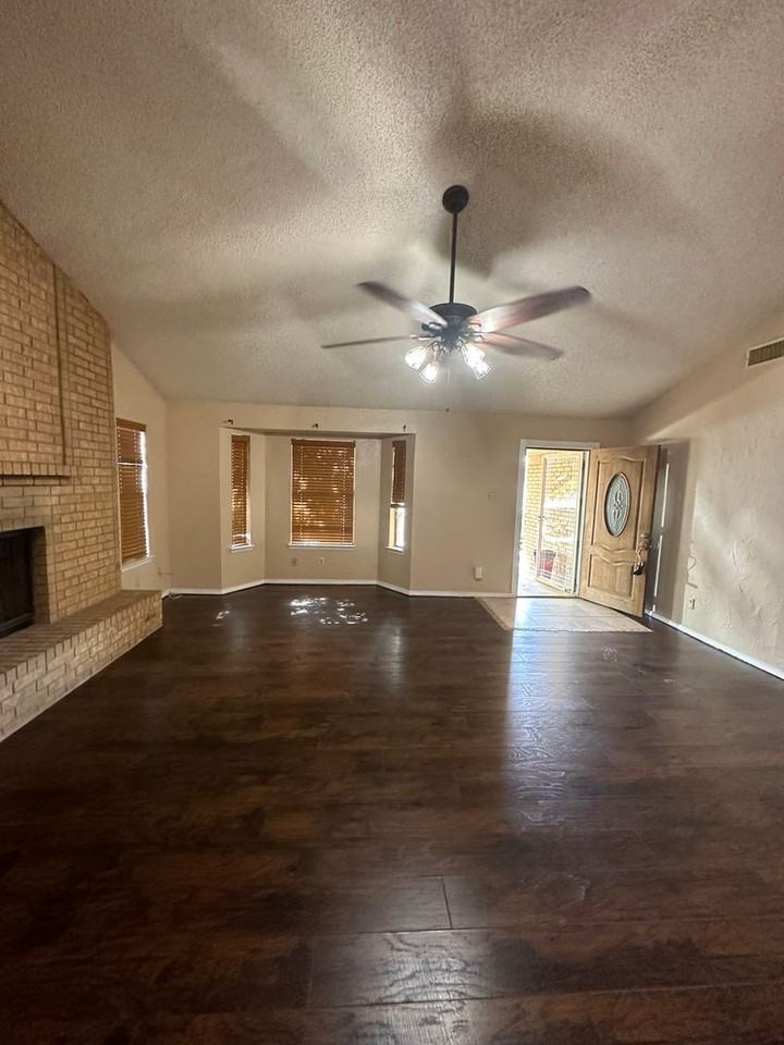 2306 N Thomas Dr - Photo 7 of 15