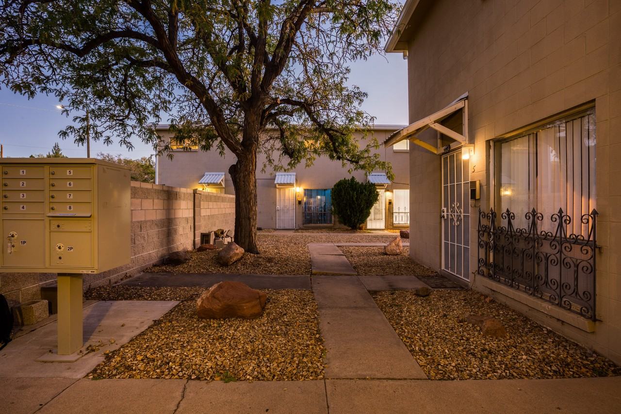 1117 Girard Blvd Se - Photo 2 of 30