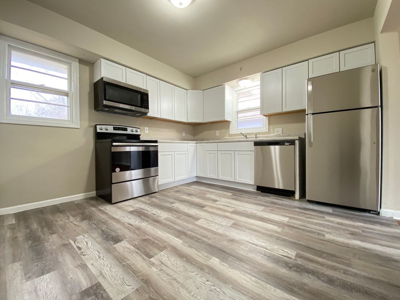 1021 Virginia Ave - Photo 3 of 20