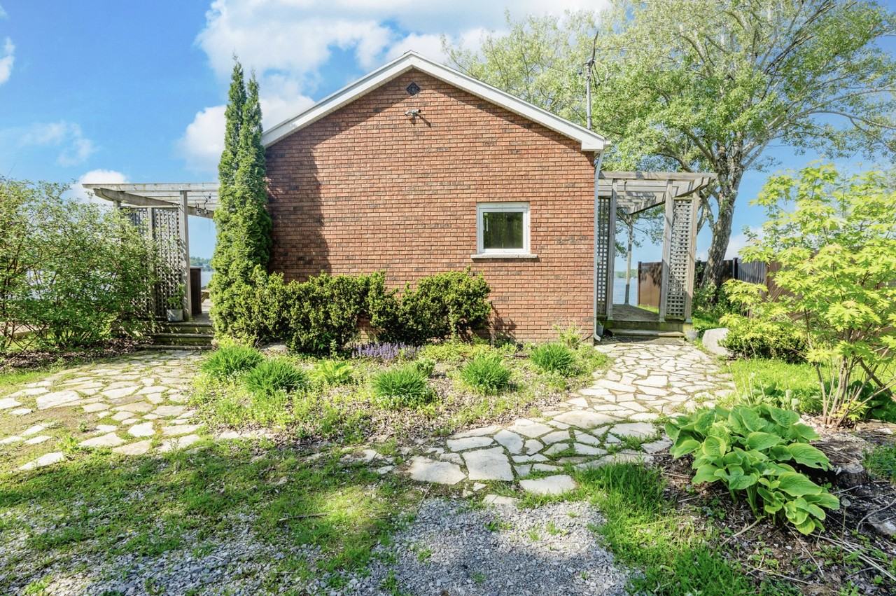 163 Victoria Crescent - Photo 2 of 24