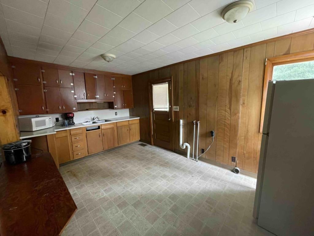 557 S Main St - Photo 2 of 9