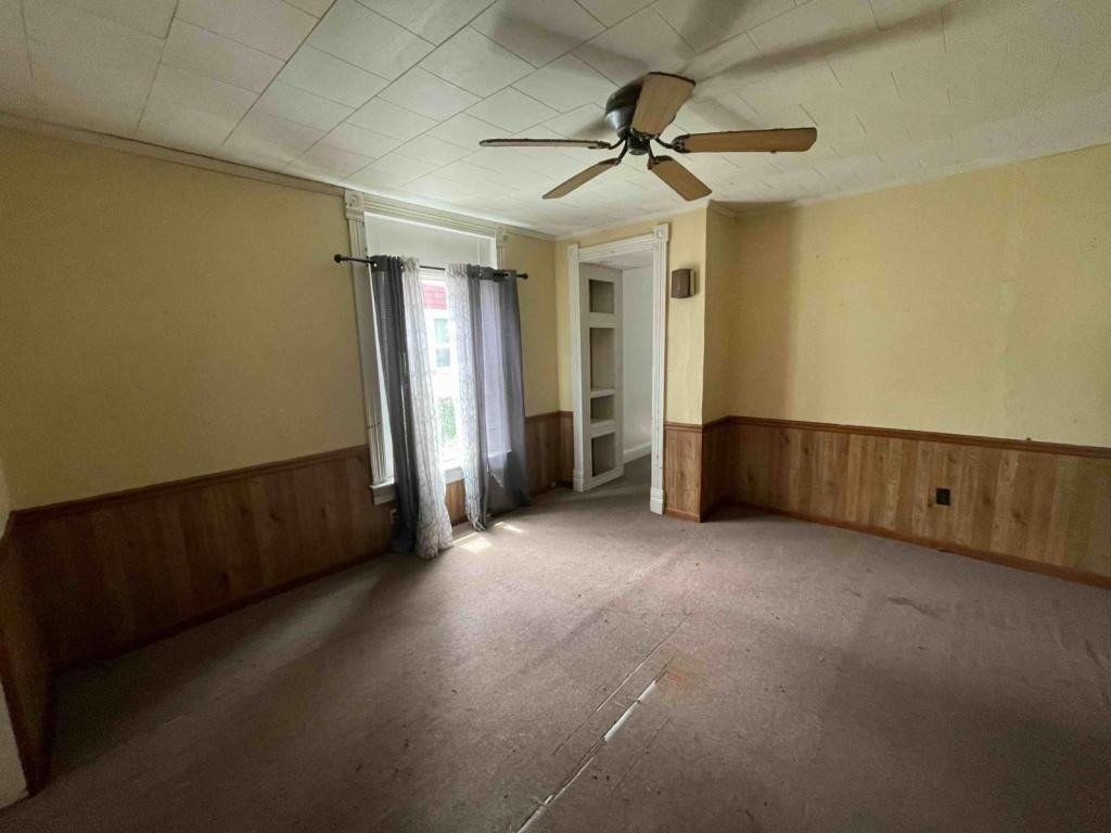 557 S Main St - Photo 3 of 9