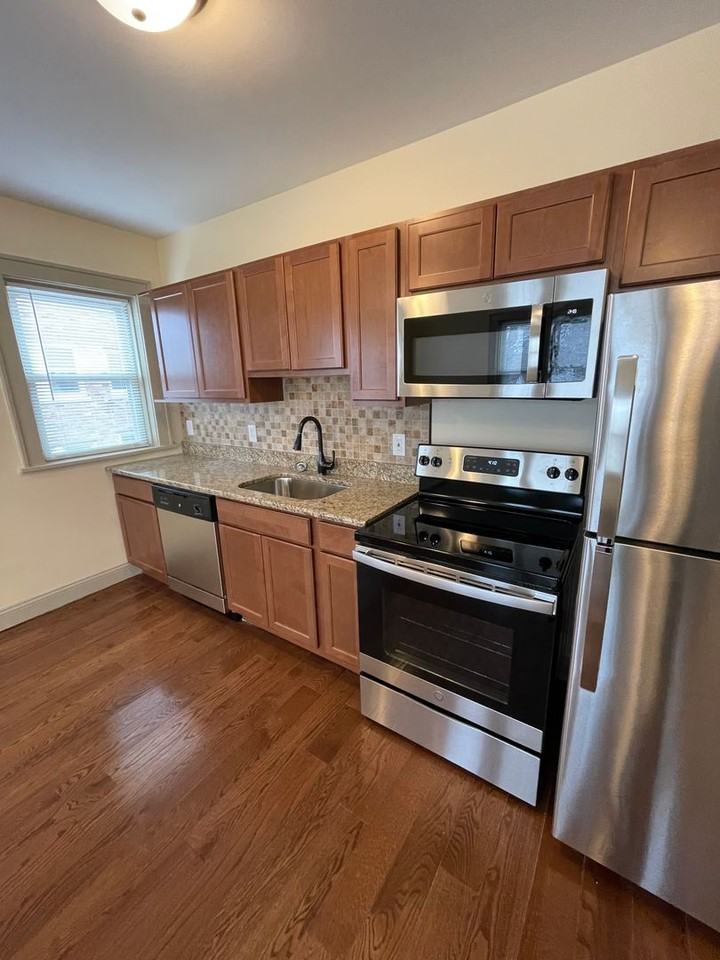 1404 E State St Apartments - Photo 2 of 17