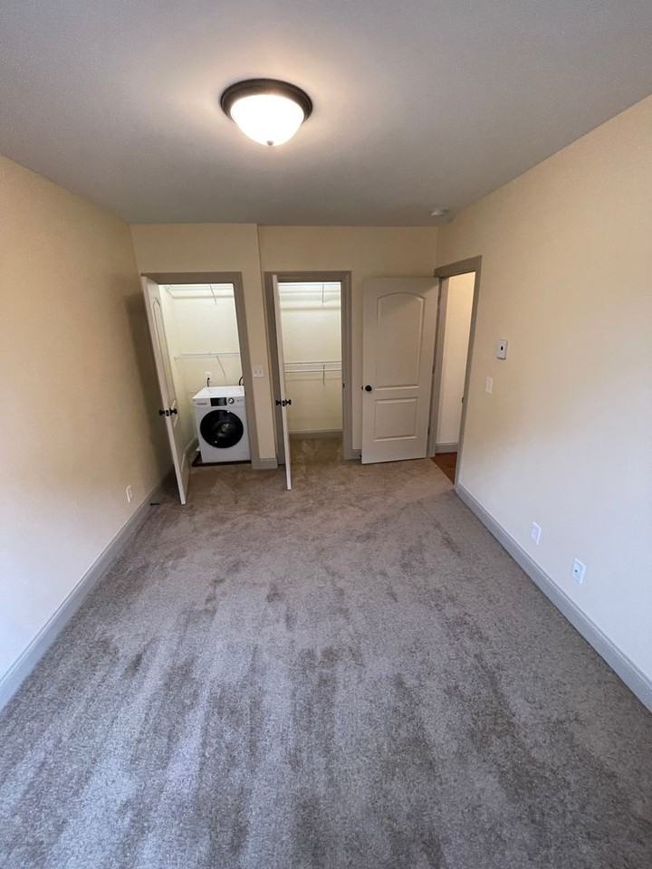 1404 E State St Apartments - Photo 4 of 17