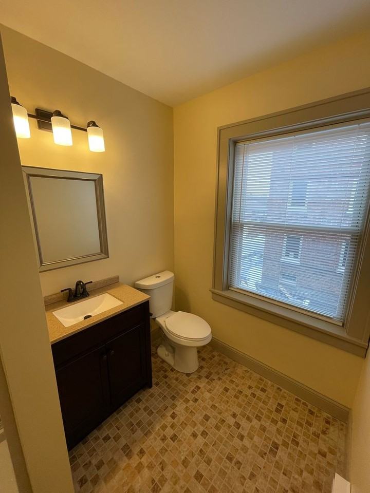 1404 E State St Apartments - Photo 5 of 17