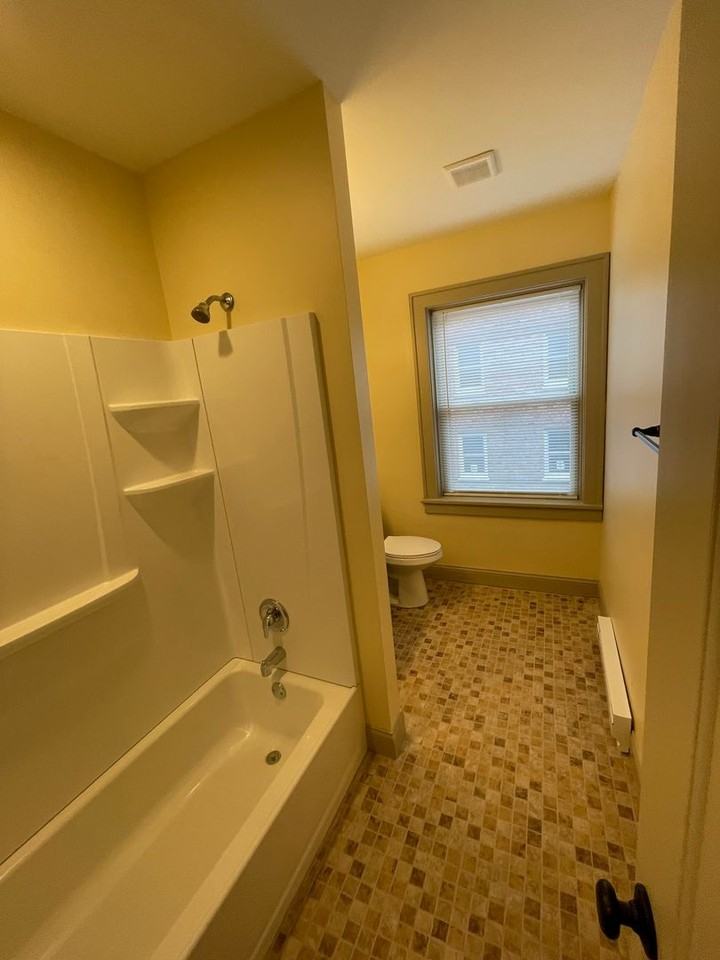 1404 E State St Apartments - Photo 6 of 17