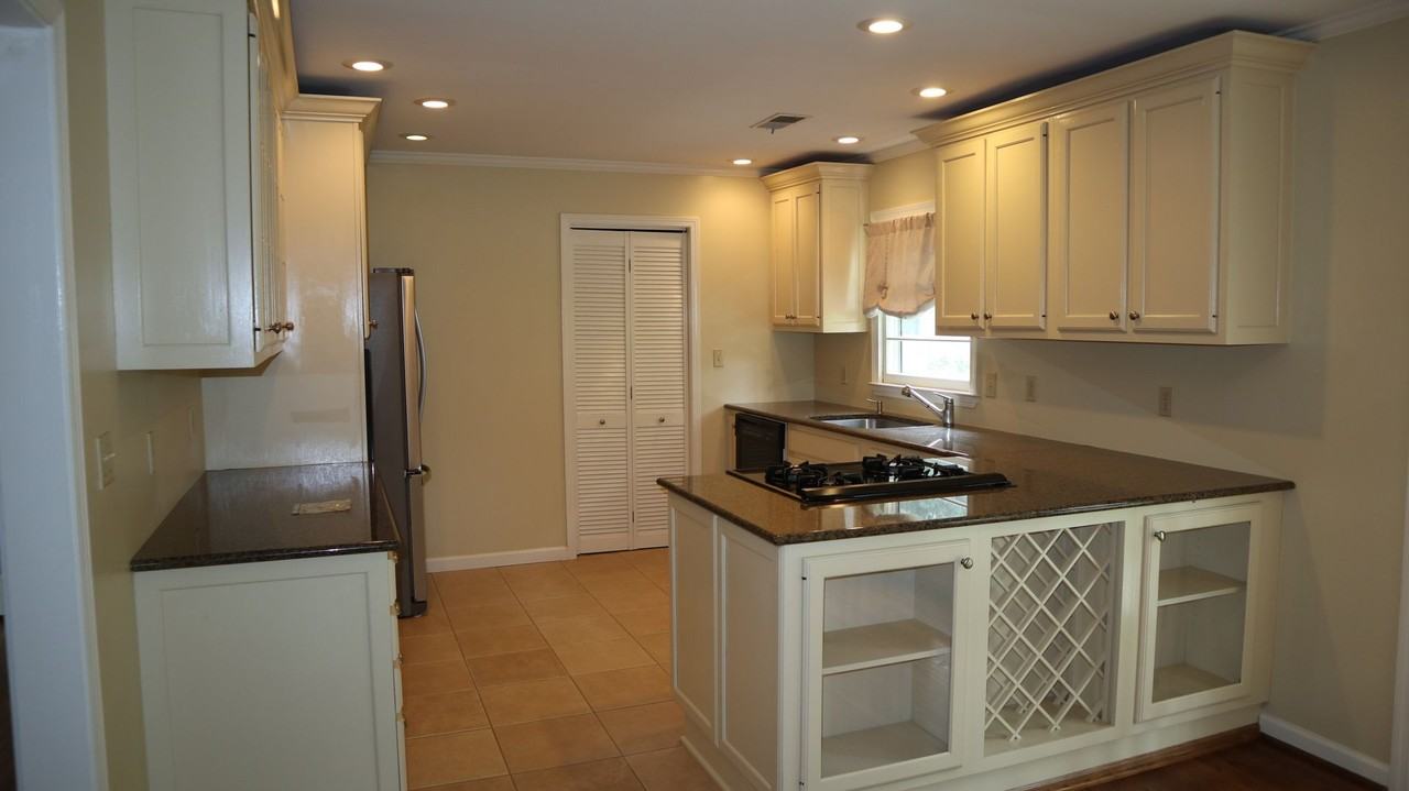 413 Woodvale Ln - Photo 2 of 15