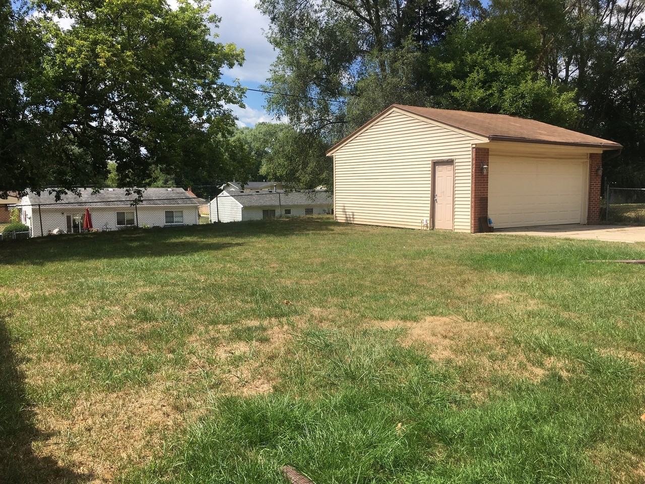 1677 Carlton Ave Ne - Photo 3 of 13