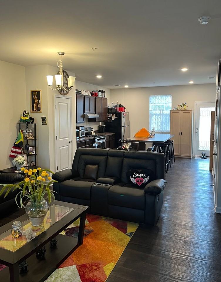 1945 Graymount Way - Photo 3 of 12