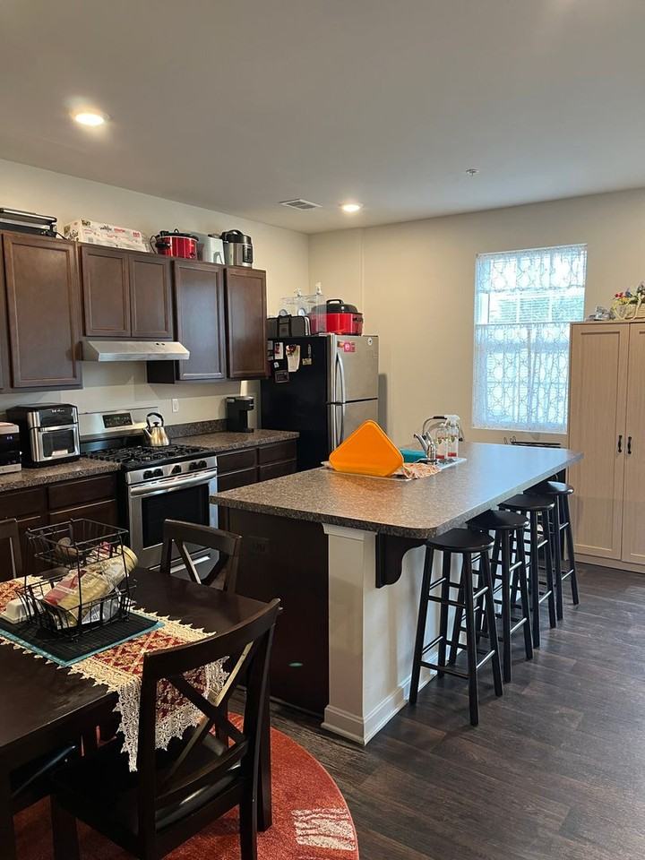 1945 Graymount Way - Photo 4 of 12