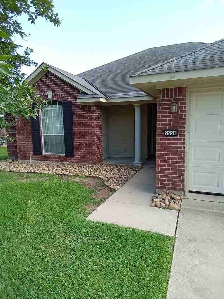 2920 Le Oaks Dr - Photo 3 of 20