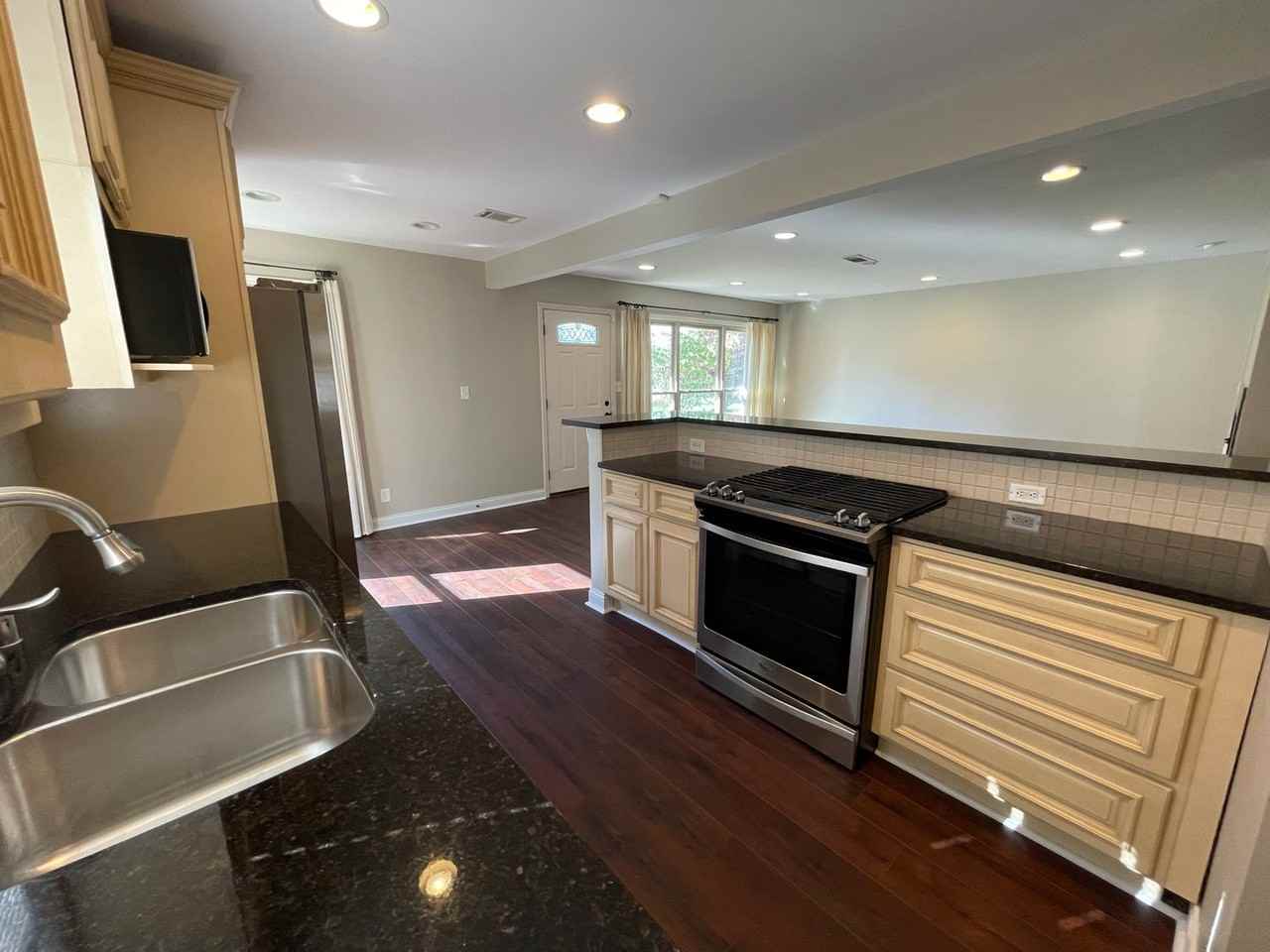 2383 Clarendon Ave - Photo 3 of 12