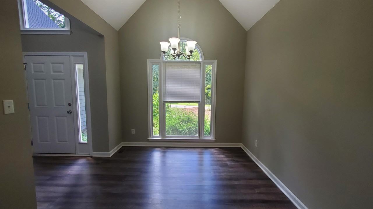 1061 Sharon Pl - Photo 7 of 21