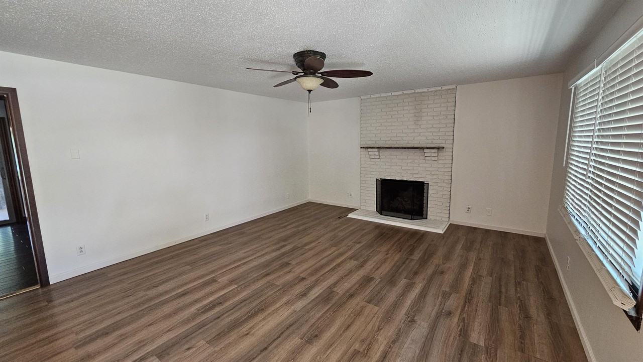 11904 W Cedar Ln #1 - Photo 2 of 14