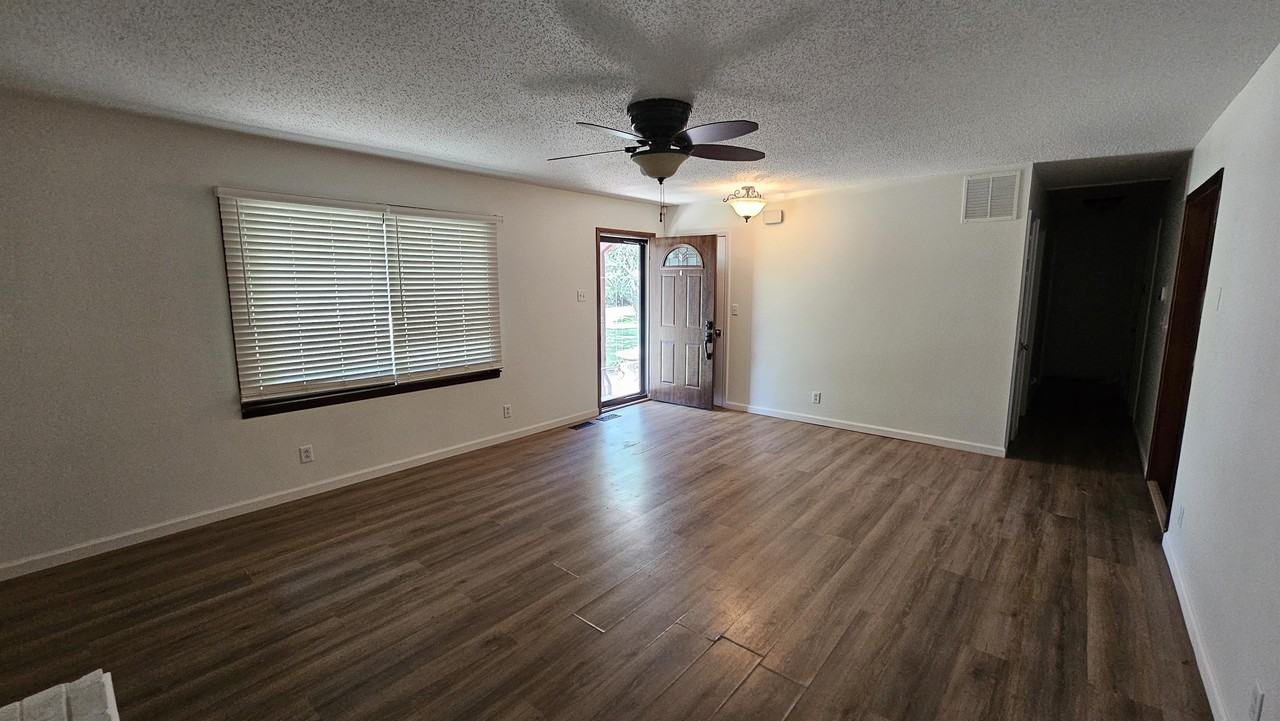 11904 W Cedar Ln #1 - Photo 3 of 14
