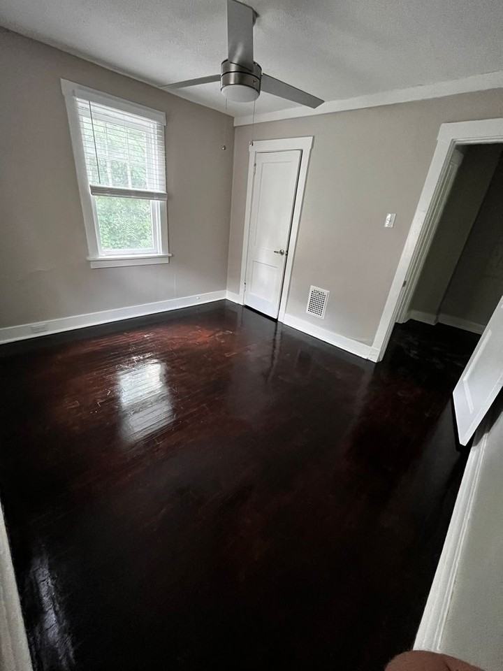 *** Mt. Lebanon Duplex for Rent with Front and Back Porch * Pet Friendly Apartment * Walk to the T * Renovated *** - Photo 7 of 8