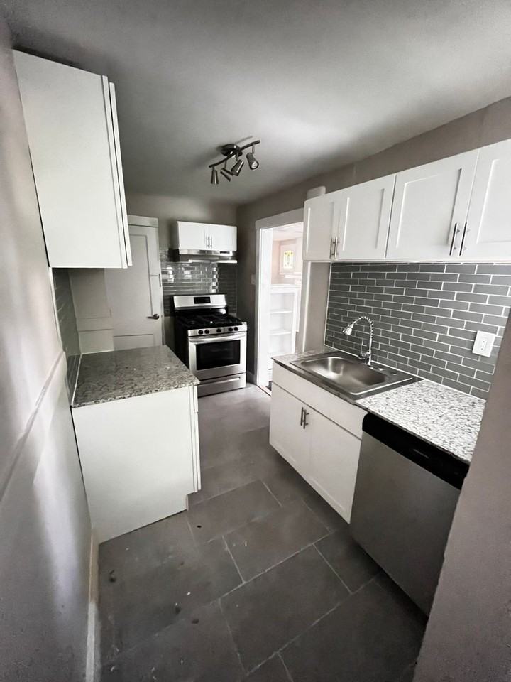 *** Mt. Lebanon Duplex for Rent with Front and Back Porch * Pet Friendly Apartment * Walk to the T * Renovated *** - Photo 5 of 8