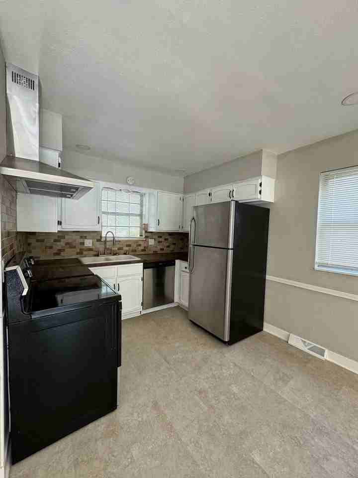 1112 E South Ave - Photo 4 of 13