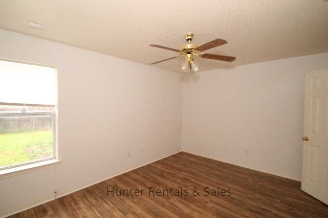 4301 Thunder Creek Dr - Photo 2 of 10