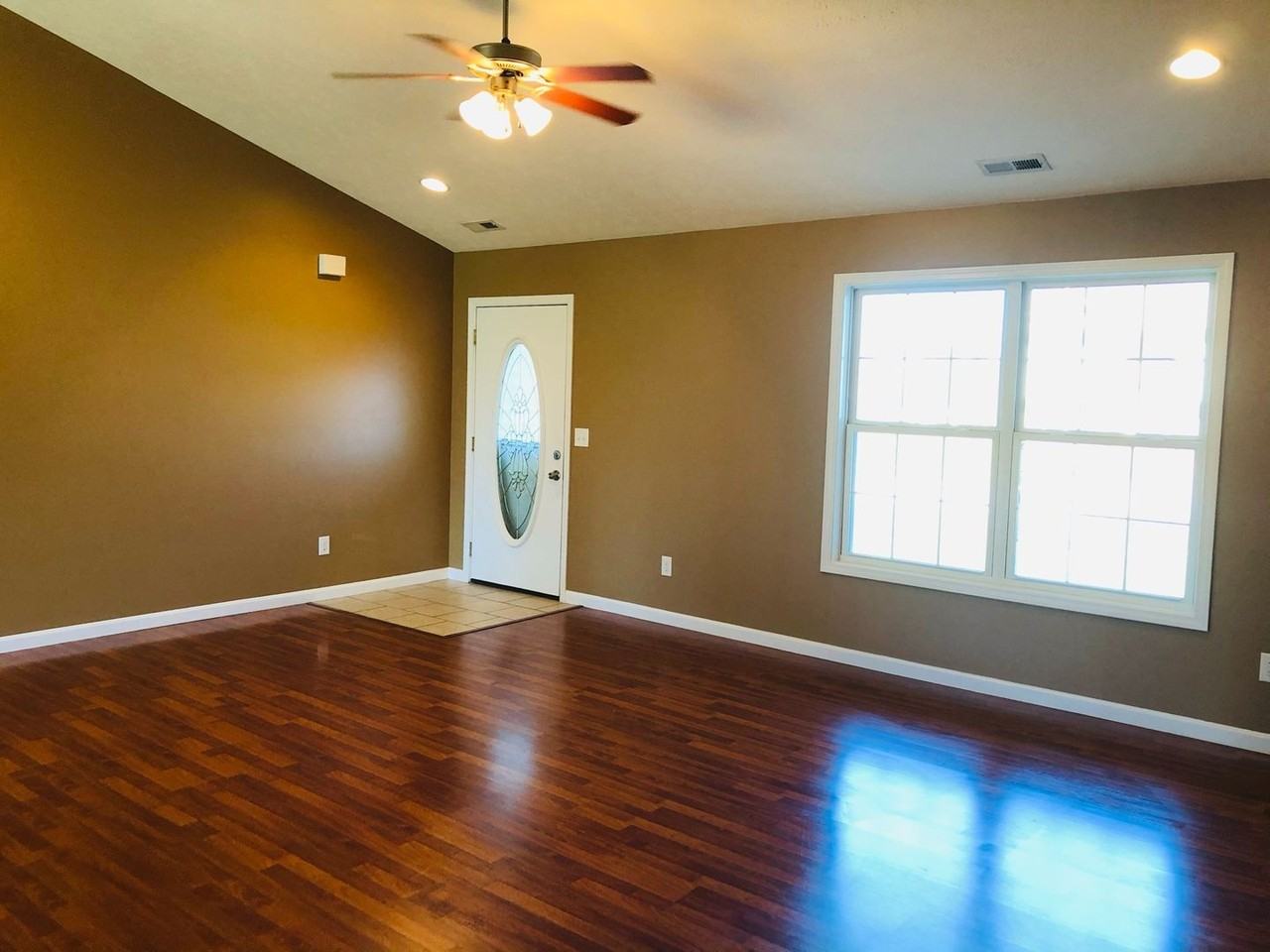 102 Ethan Ct - Photo 3 of 9