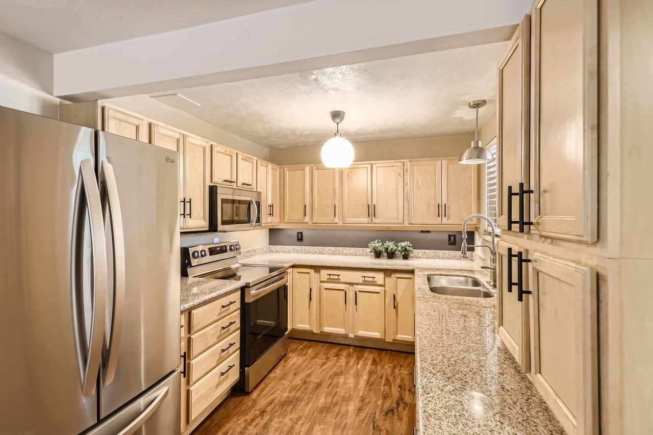 2330 Glenwood Dr - Photo 3 of 16