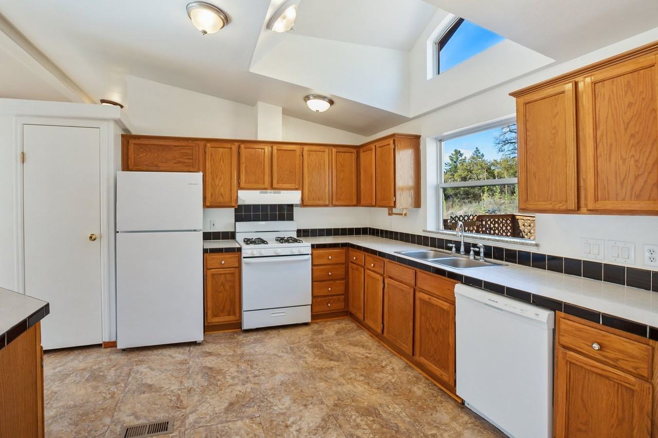 125 Comanche Cir - Photo 6 of 38