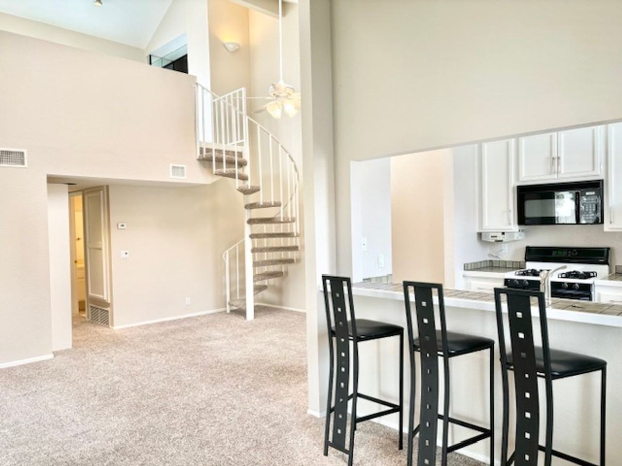 2226 Martinique Ln - Photo 4 of 37